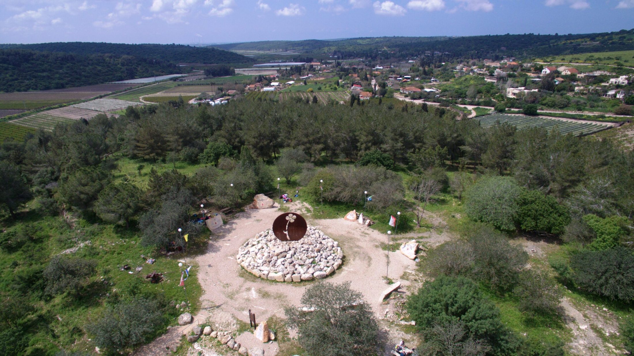 ההר העגול מלמעלה: מעגל האבנים בפסגה, החורש ומושב עמיקם ברקע